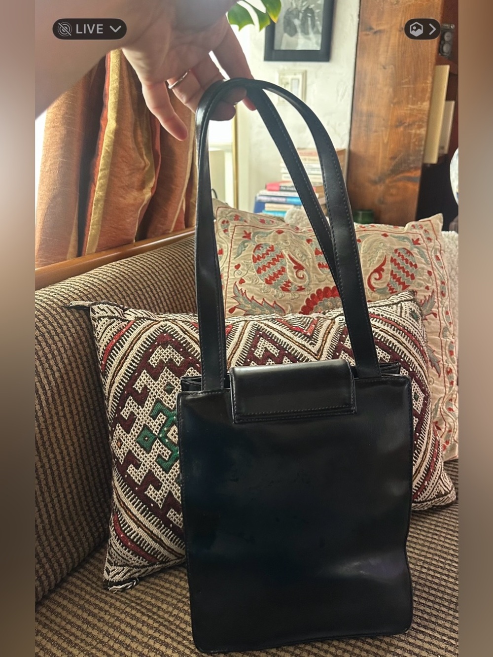 Vintage GUESS BY MARCIANO 90s Minimalist Structured Leather Purse w/ Brass Logo - Picture 2 of 10